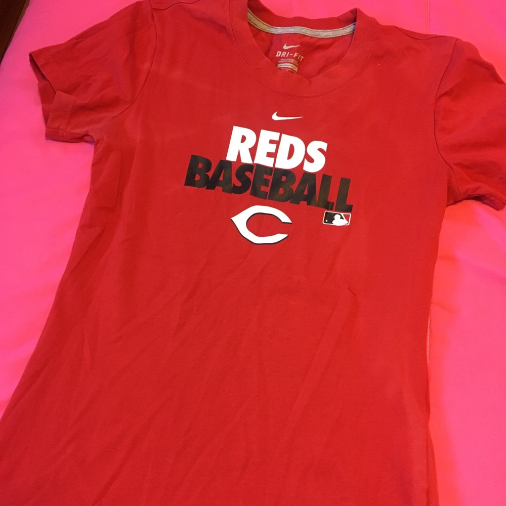 Cincinnati Red’s fitted tee